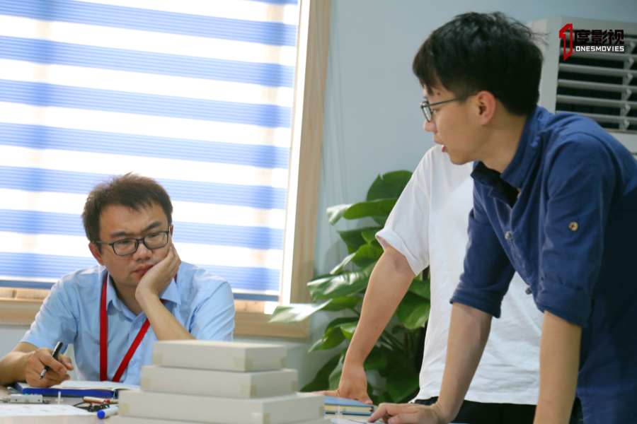 导演对拍摄演员讲戏